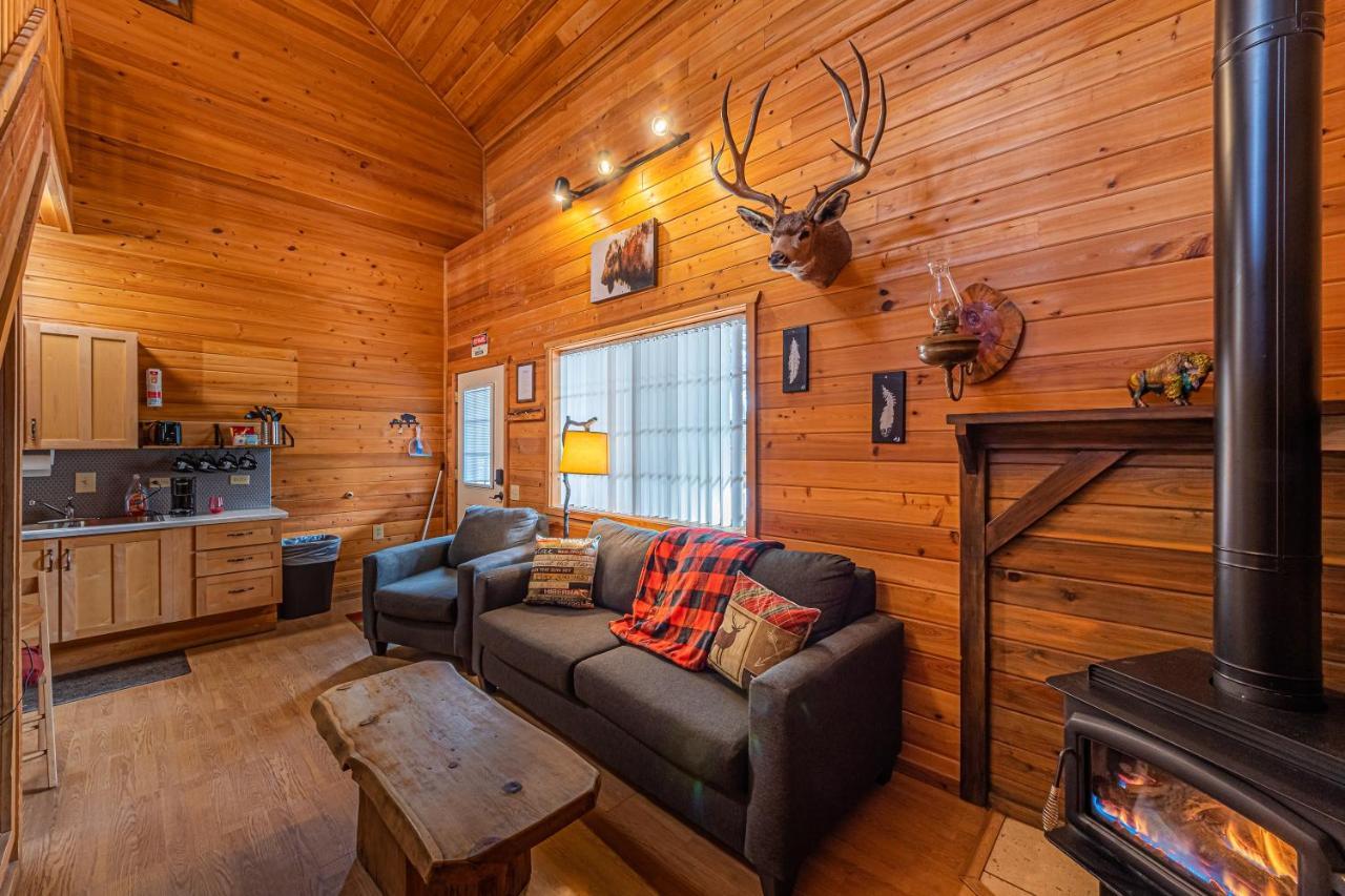 Cabin #4 The Wolves Den - Pet Friendly- Sleeps 6 - Playground & Game Room Пейсън Екстериор снимка